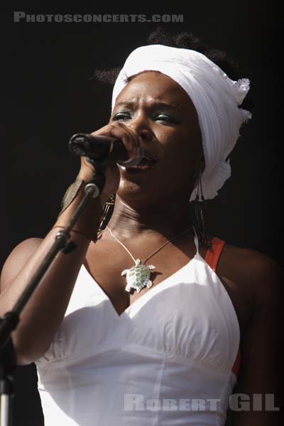 INDIA ARIE - 2006-08-25 - SAINT CLOUD - Domaine National - Scene de la Cascade - 